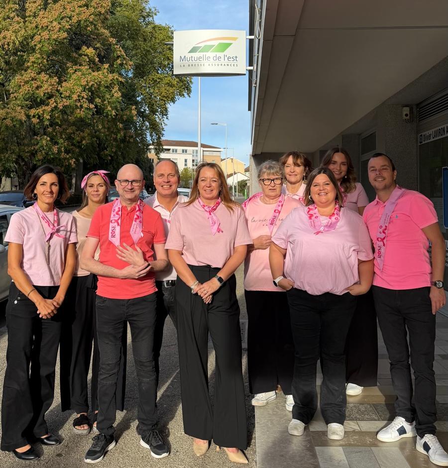 L’équipe de la Mutuelle de l’Est « La Bresse Assurances » habillée en rose pour Octobre Rose